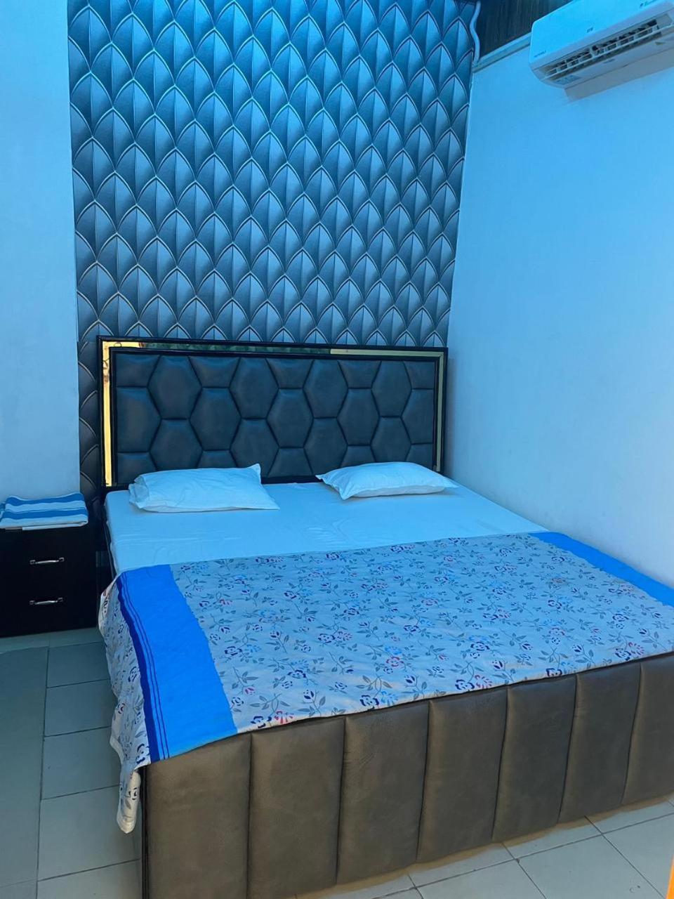 Hotel Hari Krishnam Residency à Mathura Extérieur photo