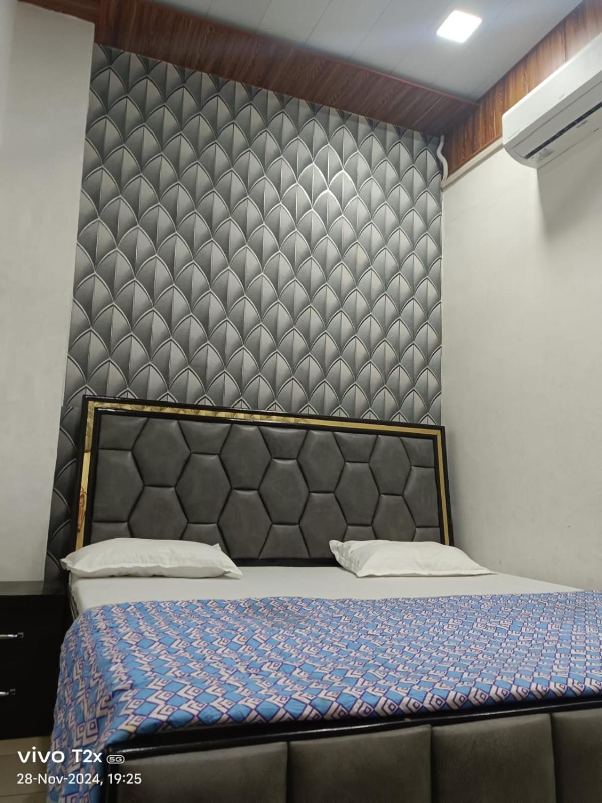 Hotel Hari Krishnam Residency à Mathura Extérieur photo
